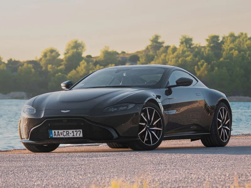 Британский аристократ с характером: Aston Martin V8 Vantage