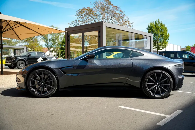 Aston Martin V8 Vantage: Британский аристократ с характером хулигана