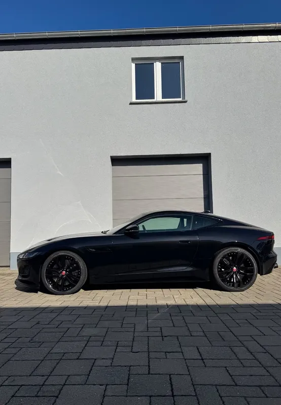 Jaguar F-Type P450: Британский характер с прагматичным полным приводом