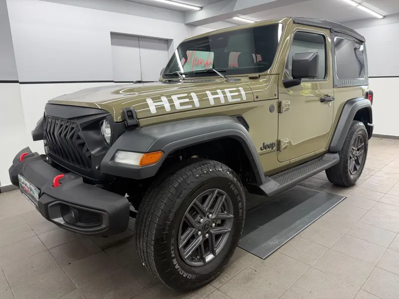 Короткий, мощный, оливковый: Разбор Jeep Wrangler Sport S