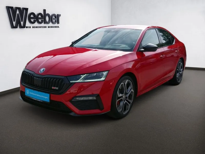 Skoda Octavia RS: Рациональный драйв в красном цвете